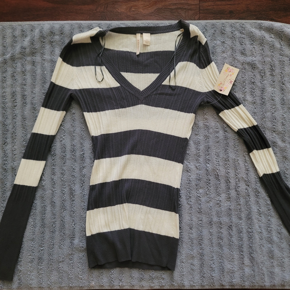 Red Camel Gray and Cream V-Neck Sweater